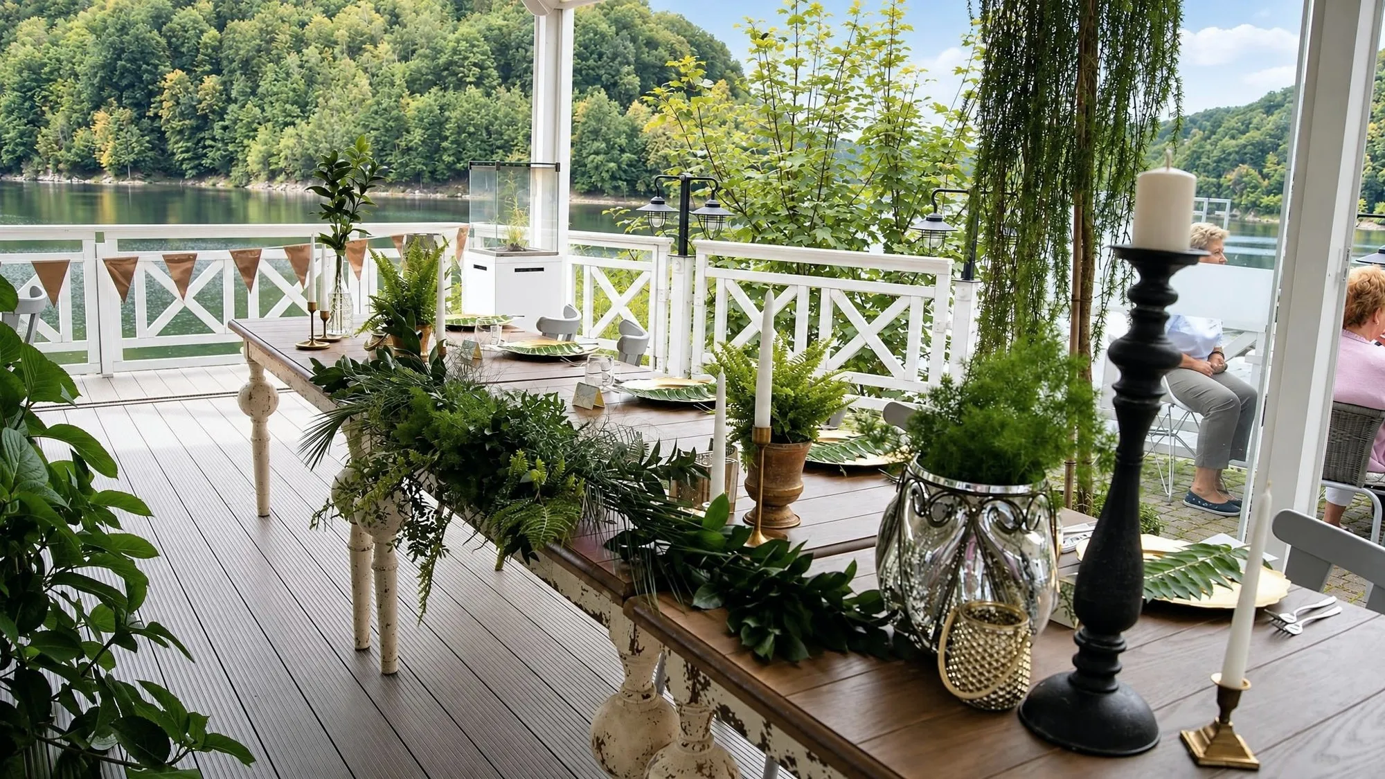 Taras restauracji nad jeziorem, nakryte stoły